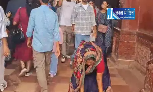 ताजमहल के प्रवेश द्वार पर झुके पर्यटक लगाए बम-बम भोले के नारे