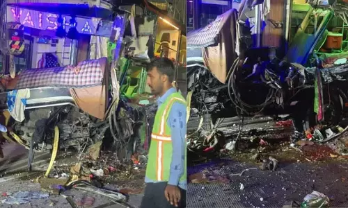 यमुना एक्सप्रेसवे पर ट्रक से टकराई स्लीपर बस दो की मौत यमुना एक्सप्रेसवे पर ट्रक से टकराई स्लीपर बस दो की मौत