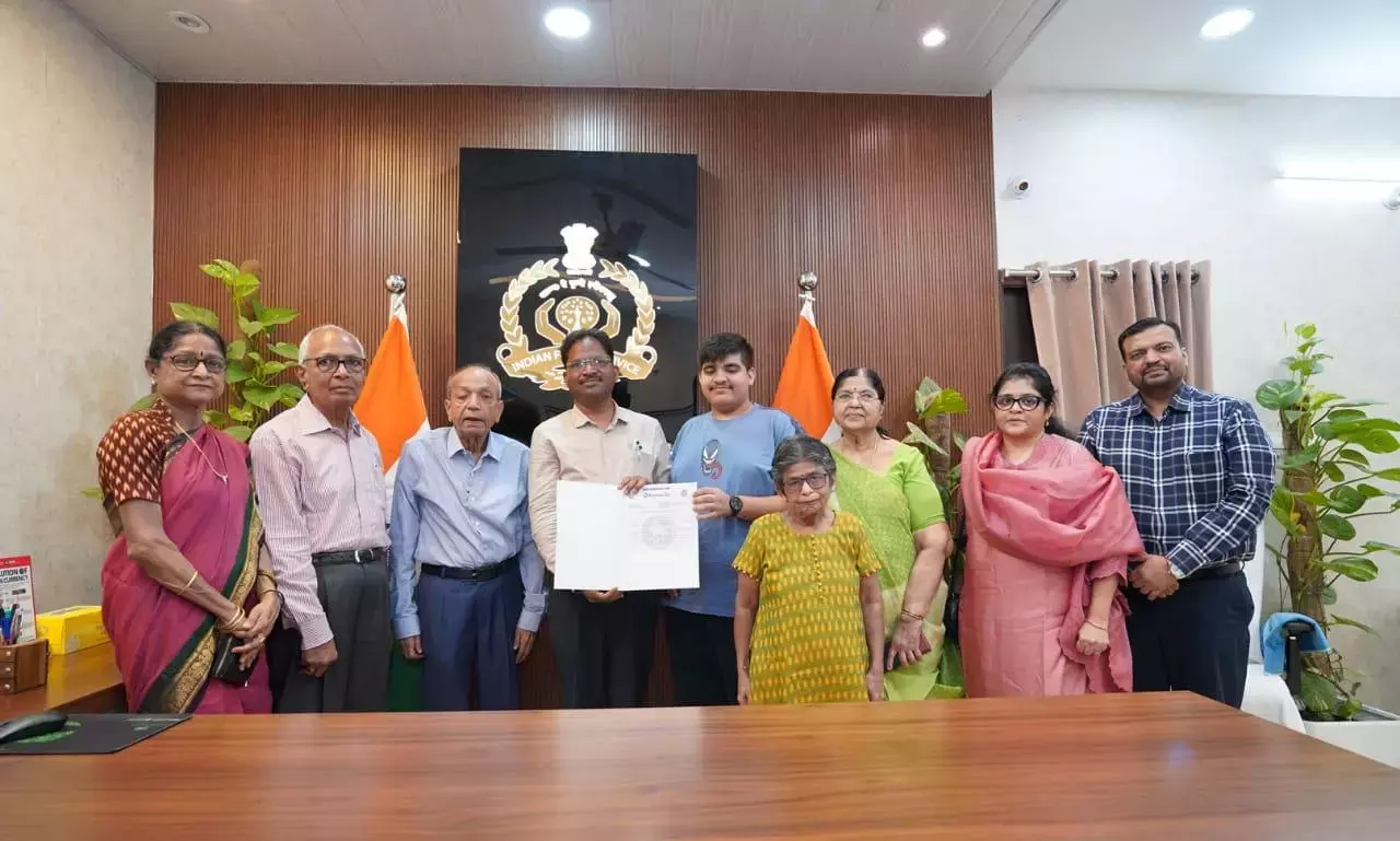 चिड़ियाघर में सफ़ेद बाघ के बच्चे को गोद लिया गया चिड़ियाघर में सफ़ेद बाघ के बच्चे को गोद लिया गया