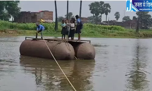 पढ़ने के लिए जुगाड़ नाव से नदी पार कर रहे बच्चे