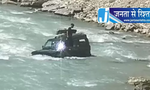 रील का जुनून पड़ा भारी, कश्मीर की नदी में फंसी स्कॉर्पियो