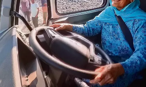72 की ‘दादी जी’ कार से JCB तक चलाने में माहिर 72 की ‘दादी जी’ कार से JCB तक चलाने में माहिर