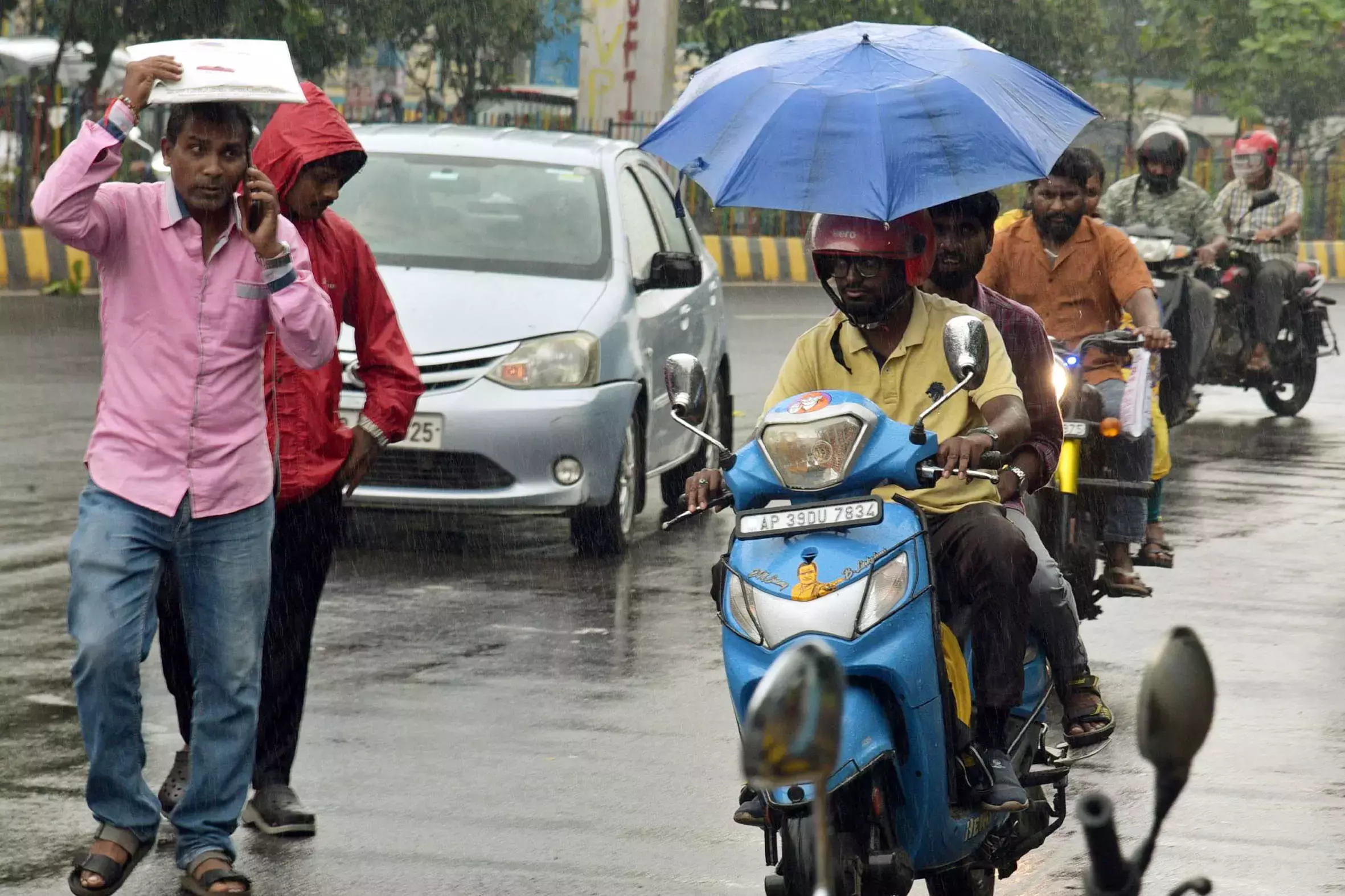 Telangana: तेलंगाना में बारिश तेज़ हुई, यात्रियों को सावधानी बरतने की सलाह दी गई