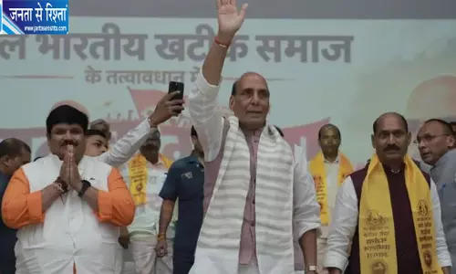 विशेष विमान से आगरा पहुंचे रक्षा मंत्री राजनाथ सिंह विशेष विमान से आगरा पहुंचे रक्षा मंत्री राजनाथ सिंह