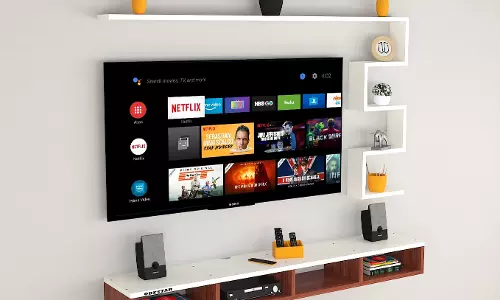 TV फिटिंग से पहले न करें गलती दीवार पर टांगना सही या स्टैंड जानें TV फिटिंग से पहले न करें गलती दीवार पर टांगना सही या स्टैंड जानें