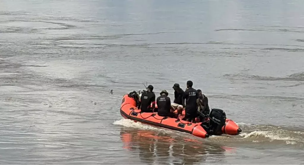 ब्रह्मपुत्र में बहे युवक के मामले में नया मोड़, परिवार ने उठाए सवाल ब्रह्मपुत्र में बहे युवक के मामले में नया मोड़, परिवार ने उठाए सवाल