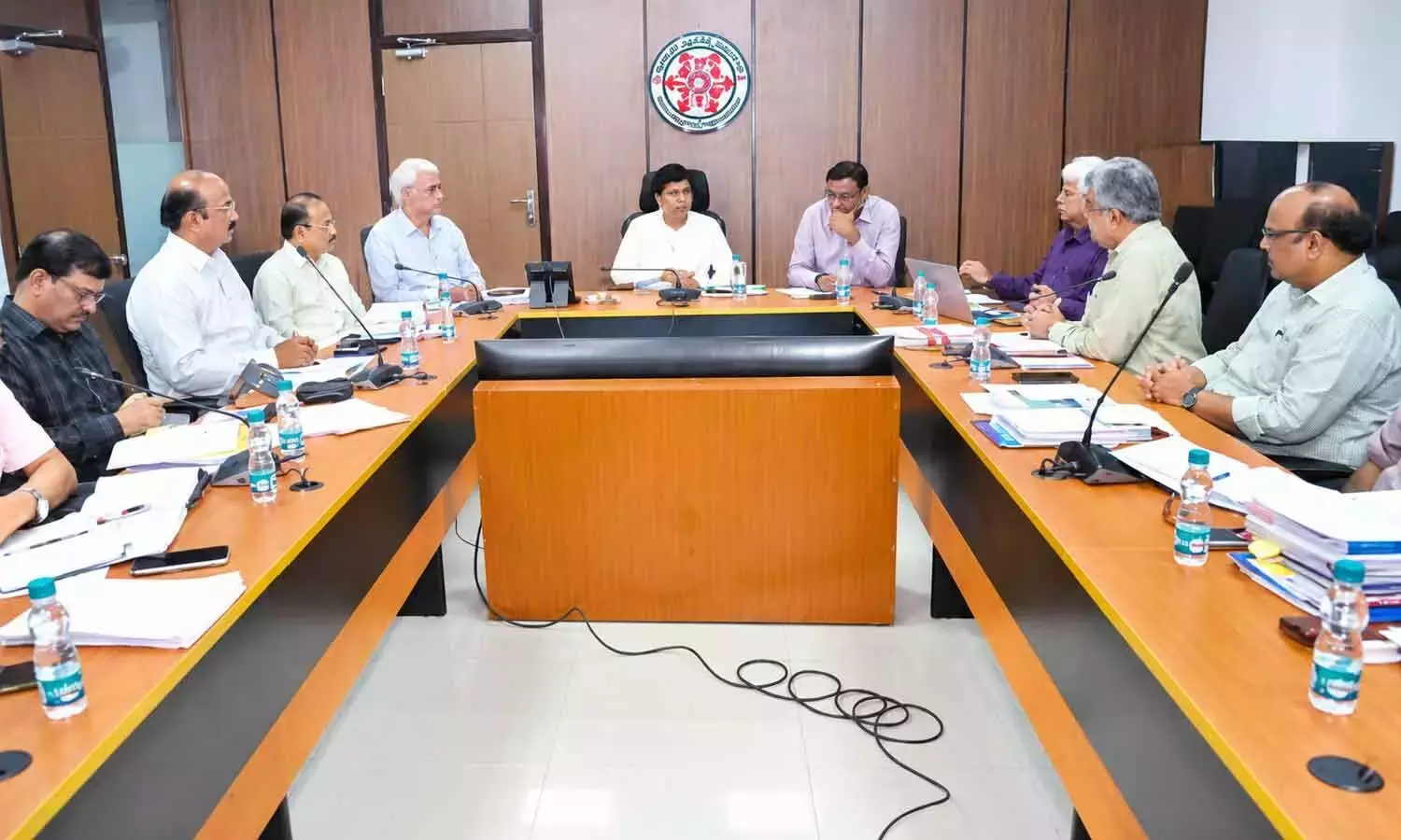 Andhra: APSRTC के MD ने बसों के बेहतर रखरखाव और संसाधनों के कुशल इस्तेमाल पर ज़ोर दिया Andhra: APSRTC के MD ने बसों के बेहतर रखरखाव और संसाधनों के कुशल इस्तेमाल पर ज़ोर दिया