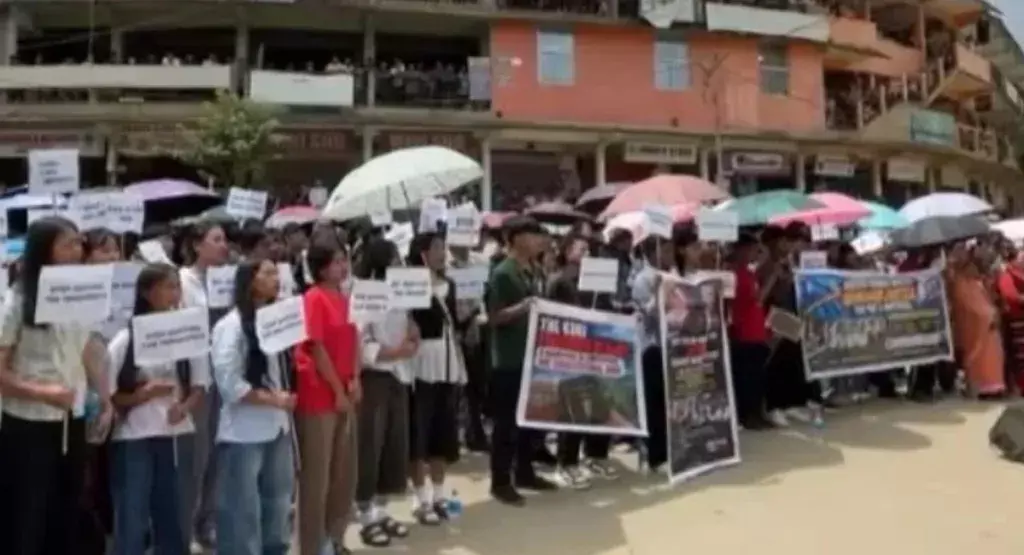 सेनापति: नागा युवाओं ने किया प्रदर्शन, डेडलाइन के भीतर इंसाफ की अपील सेनापति: नागा युवाओं ने किया प्रदर्शन, डेडलाइन के भीतर इंसाफ की अपील