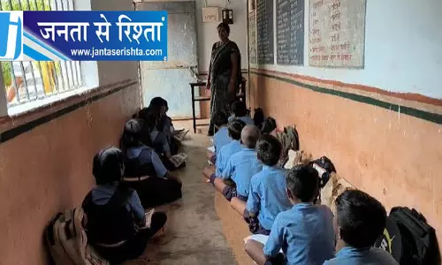 जर्जर स्कूल भवन के चलते ममता गृह से चल रही पढ़ाई