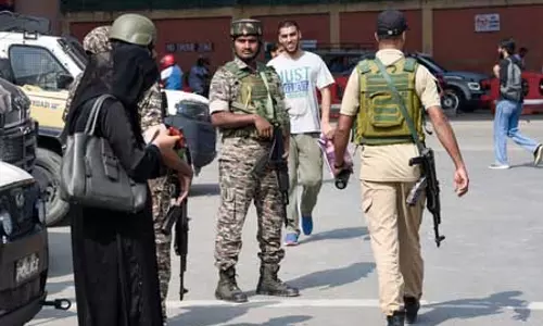 जम्मू-कश्मीर पुलिस ने आतंकवाद से जुड़े मामले में दक्षिण कश्मीर में कई जगहों पर की छापेमारी जम्मू-कश्मीर पुलिस ने आतंकवाद से जुड़े मामले में दक्षिण कश्मीर में कई जगहों पर की छापेमारी