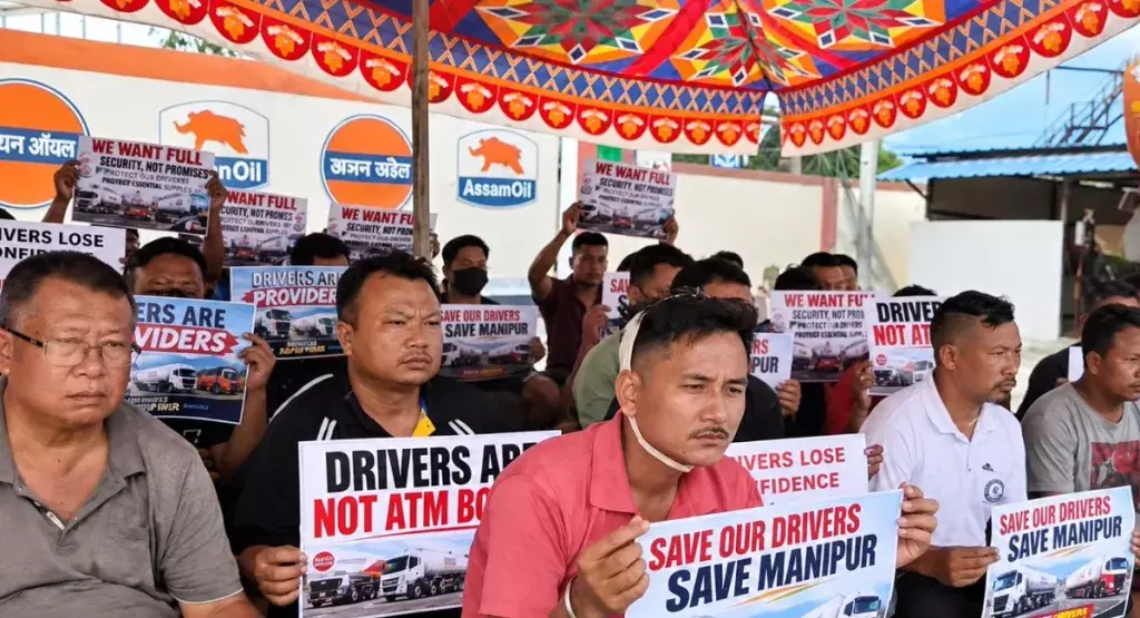 NH-37 पर हमला: सुरक्षा की गारंटी तक टैंकर चालकों का प्रदर्शन जारी NH-37 पर हमला: सुरक्षा की गारंटी तक टैंकर चालकों का प्रदर्शन जारी
