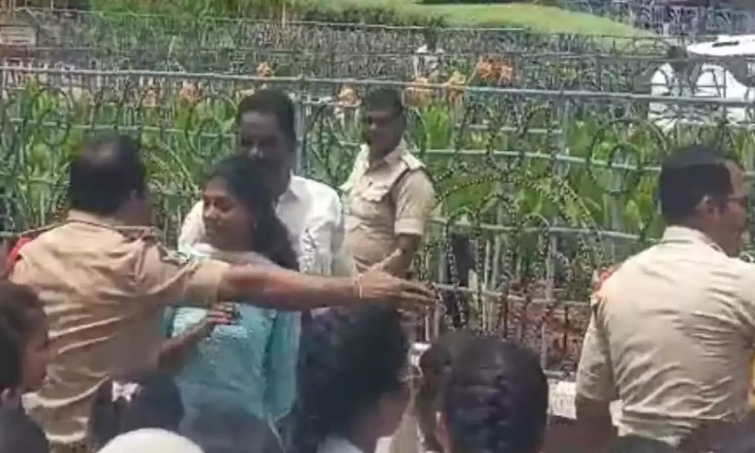 Andhra: अलीपिरी में पैरामेडिकल छात्रों का विरोध प्रदर्शन तनावपूर्ण हो गया Andhra: अलीपिरी में पैरामेडिकल छात्रों का विरोध प्रदर्शन तनावपूर्ण हो गया