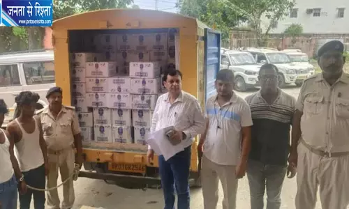 डाक पार्सल वैन में छिपाकर ले जाई जा रही थी शराब, 200 कार्टन के साथ दो गिरफ्तार डाक पार्सल वैन में छिपाकर ले जाई जा रही थी शराब, 200 कार्टन के साथ दो गिरफ्तार