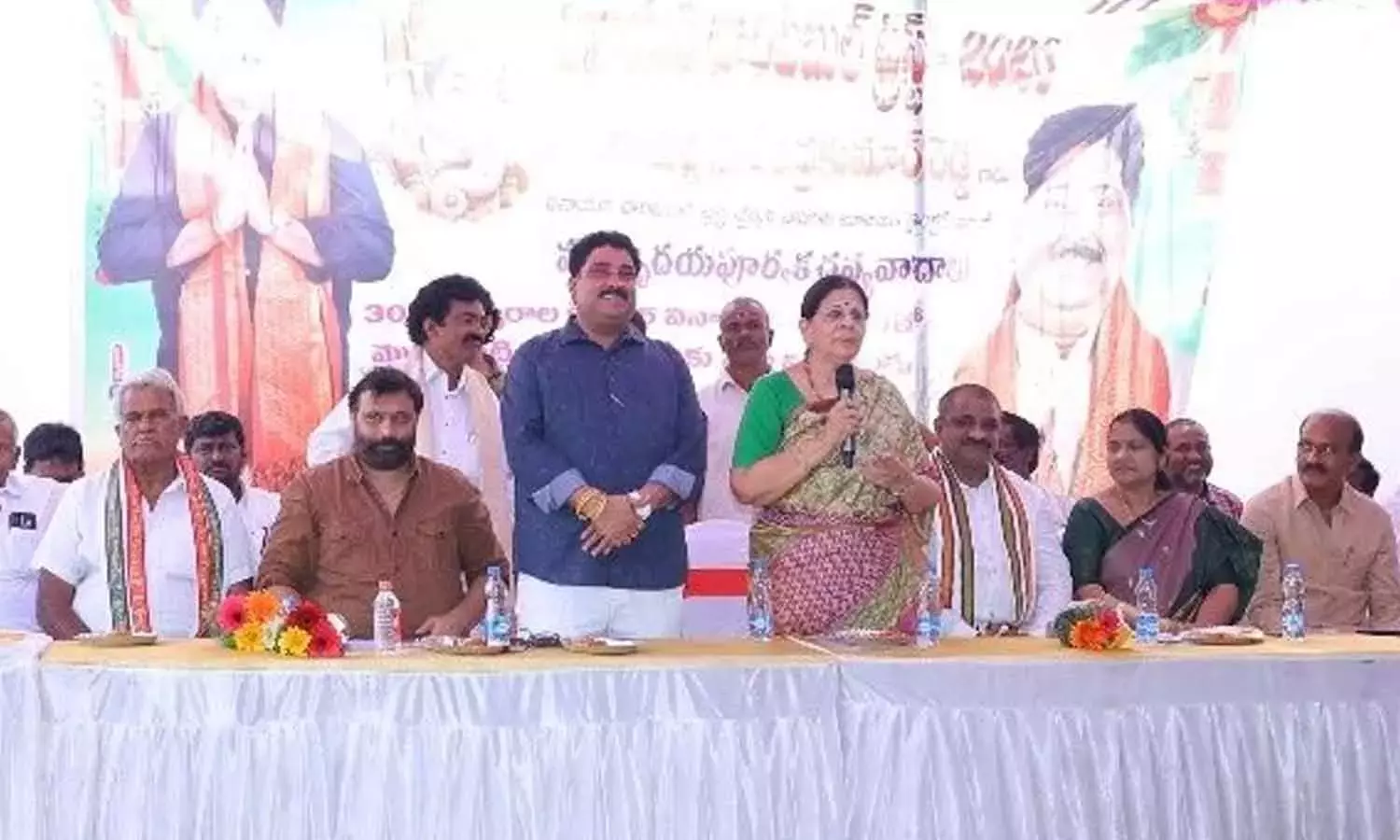 Andhra: 1,000 भक्त समूहों को पर्यावरण-अनुकूल विनायक प्रतिमाएं बांटी गईं Andhra: 1,000 भक्त समूहों को पर्यावरण-अनुकूल विनायक प्रतिमाएं बांटी गईं