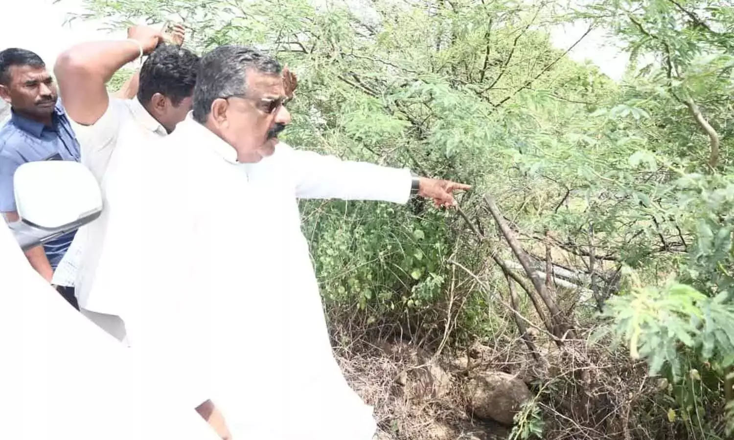 Andhra: MLA ने गजुलदिन्ने प्रोजेक्ट पाइपलाइन से अनधिकृत रूप से पानी लेने का मामला पकड़ा