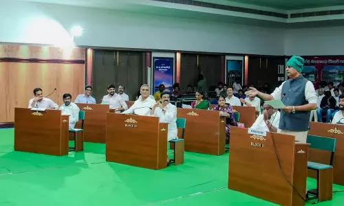 बीआरएस की मॉक असेंबली पर बवाल: कांग्रेस ने साधा निशाना बीआरएस की मॉक असेंबली पर बवाल: कांग्रेस ने साधा निशाना