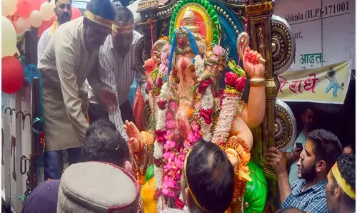 शोभायात्रा रोकने के आदेश पर हंगामा इलाके में बढ़ा तनाव शोभायात्रा रोकने के आदेश पर हंगामा इलाके में बढ़ा तनाव