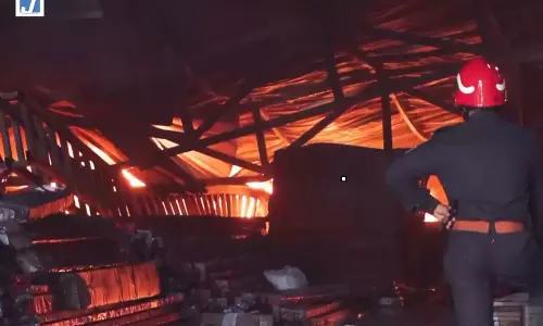 FIRE VIDEO: प्लाईवुड फैक्ट्री में भीषण, आग दमकल की गाड़ियां मौके पर FIRE VIDEO: प्लाईवुड फैक्ट्री में भीषण, आग दमकल की गाड़ियां मौके पर