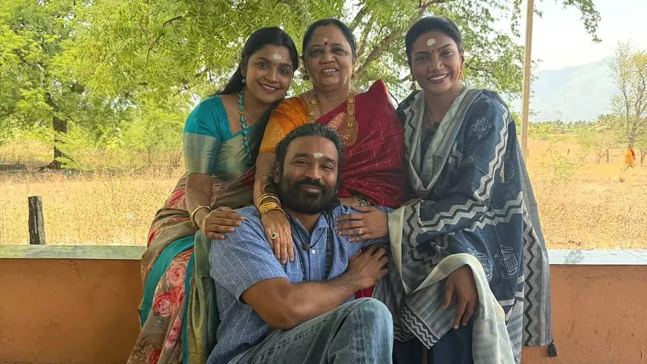 धनुष की खास फैमिली फोटो वायरल: माँ और बहनों संग दिए पोज़ धनुष की खास फैमिली फोटो वायरल: माँ और बहनों संग दिए पोज़
