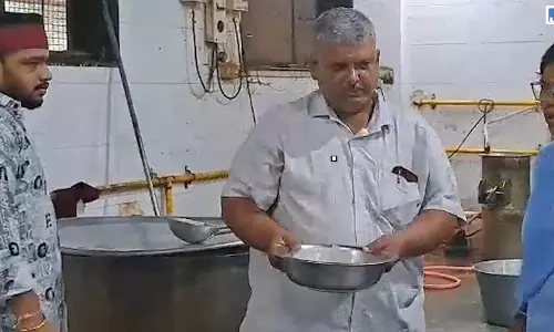 स्कूल हॉस्टल में संदिग्ध फूड पॉइजनिंग से करीब 80 छात्र बीमार, स्वास्थ्य विभाग ने लिए खाने के सैंपल स्कूल हॉस्टल में संदिग्ध फूड पॉइजनिंग से करीब 80 छात्र बीमार, स्वास्थ्य विभाग ने लिए खाने के सैंपल