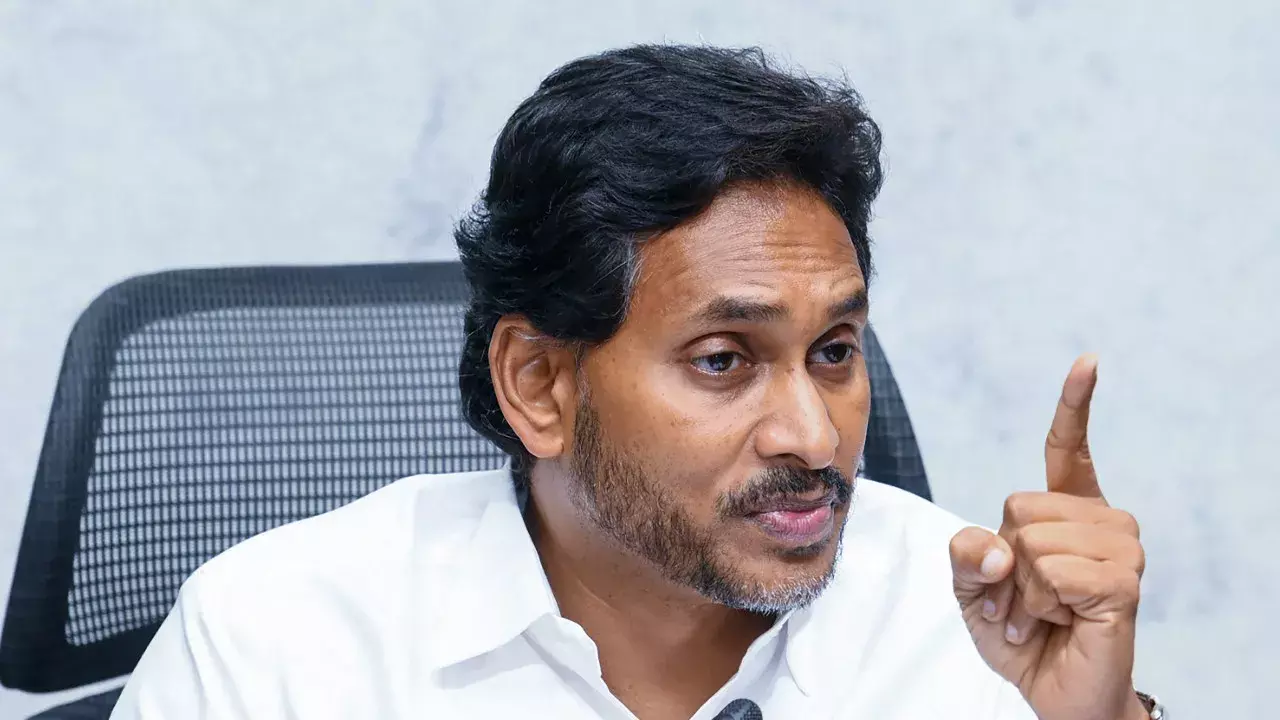 DSC घोटाला विवाद: जगन ने चंद्रबाबू नायडू पर फिर साधा निशाना DSC घोटाला विवाद: जगन ने चंद्रबाबू नायडू पर फिर साधा निशाना