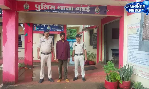 सूना घर देख चोरी करने घुसा युवक, पड़ोसियों ने घेरा डायल 112 ने दबोचा
