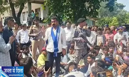 पुलिस से भिड़ंत के बाद सड़क पर बैठे चंद्रशेखर काफिले पर भी हमला पुलिस से भिड़ंत के बाद सड़क पर बैठे चंद्रशेखर काफिले पर भी हमला