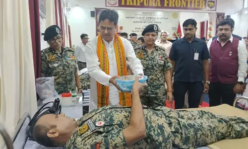 मुख्यमंत्री माणिक साहा ने BSF फ्रंटियर मुख्यालय में आयोजित रक्तदान शिविर में हिस्सा लिया