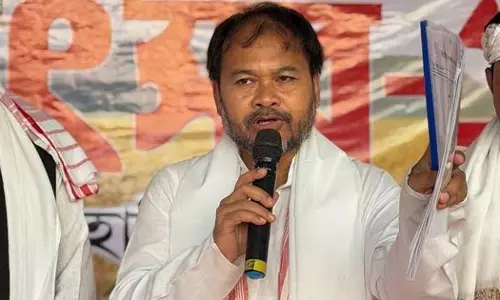 बेटबारी रैली: गोगोई ने कांग्रेस-BJP की सांठगांठ पर उठाए सवाल बेटबारी रैली: गोगोई ने कांग्रेस-BJP की सांठगांठ पर उठाए सवाल