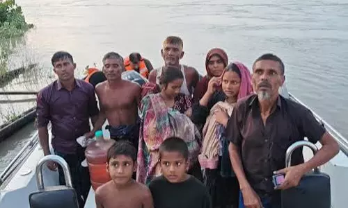 नाव पलटते ही मची चीख-पुकार BSF ने 10 बांग्लादेशियों को बचाया नाव पलटते ही मची चीख-पुकार BSF ने 10 बांग्लादेशियों को बचाया