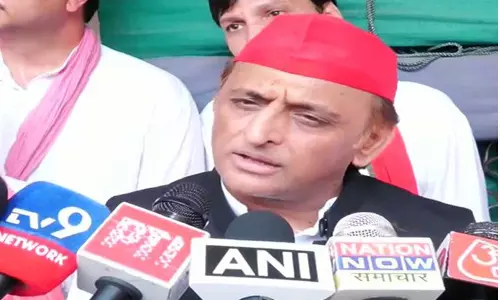 BRICS के बीच अखिलेश यादव का केंद्र और यूपी सरकार पर हमला BRICS के बीच अखिलेश यादव का केंद्र और यूपी सरकार पर हमला