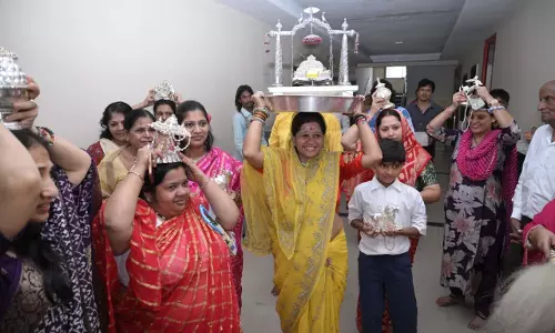 तीर्थंकर परमात्मा की प्रतिमाओं की मानक मोतियों से बनी नयनाभिराम आंगी