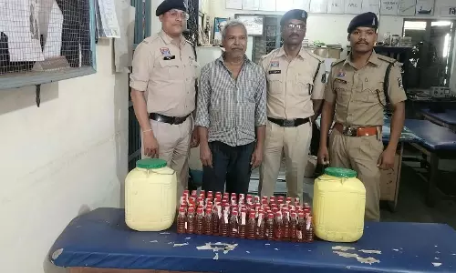 अवैध शराब पर बड़ा एक्शन, एक दिन में तीन कोचिया गिरफ्तार 160 पौवा जब्त अवैध शराब पर बड़ा एक्शन, एक दिन में तीन कोचिया गिरफ्तार 160 पौवा जब्त
