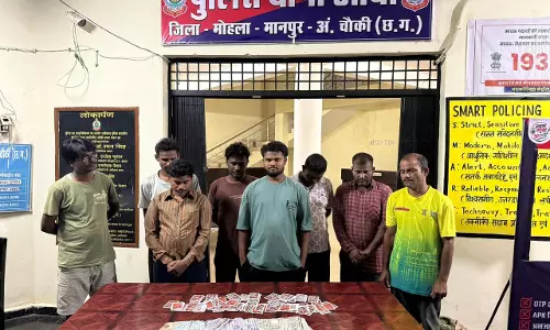 तालाब किनारे चल रहा था जुए का फड़, औंधी पुलिस की दबिश में 8 जुआरी गिरफ्तार