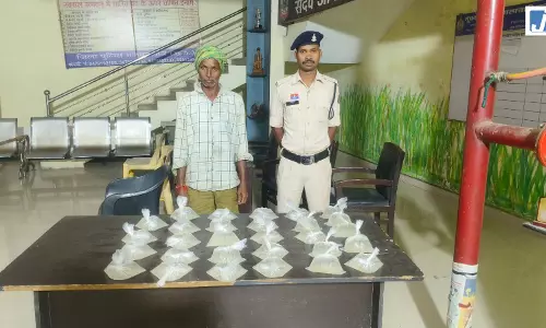 महुआ शराब बेचते आरोपी को पुलिस ने दबोचा महुआ शराब बेचते आरोपी को पुलिस ने दबोचा