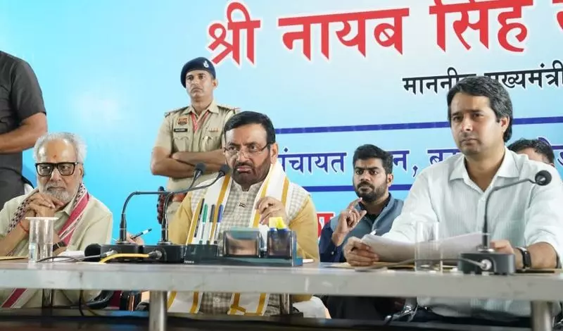 सिरसा में शिकायत निवारण बैठक के दौरान CM सैनी ने अधिकारियों पर सख्ती बरती सिरसा में शिकायत निवारण बैठक के दौरान CM सैनी ने अधिकारियों पर सख्ती बरती