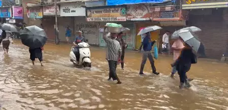 मुंबई में भारी बारिश से जनजीवन अस्त-व्यस्त, नालासोपारा-दादर-कुर्ला में जलभराव, येलो अलर्ट जारी मुंबई में भारी बारिश से जनजीवन अस्त-व्यस्त, नालासोपारा-दादर-कुर्ला में जलभराव, येलो अलर्ट जारी