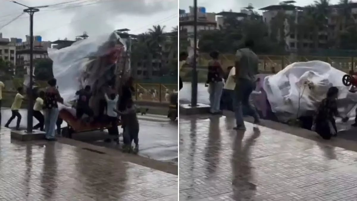 बारिश में अचानक गिरी गणेश प्रतिमा बाल-बाल बचे कई भक्त बारिश में अचानक गिरी गणेश प्रतिमा बाल-बाल बचे कई भक्त