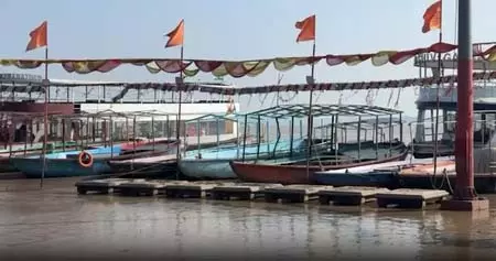 वाराणसी में एक सेंटीमीटर प्रति घंटे की रफ्तार से घट रहा गंगा का जलस्तर, नाव संचालन पर रोक जारी वाराणसी में एक सेंटीमीटर प्रति घंटे की रफ्तार से घट रहा गंगा का जलस्तर, नाव संचालन पर रोक जारी