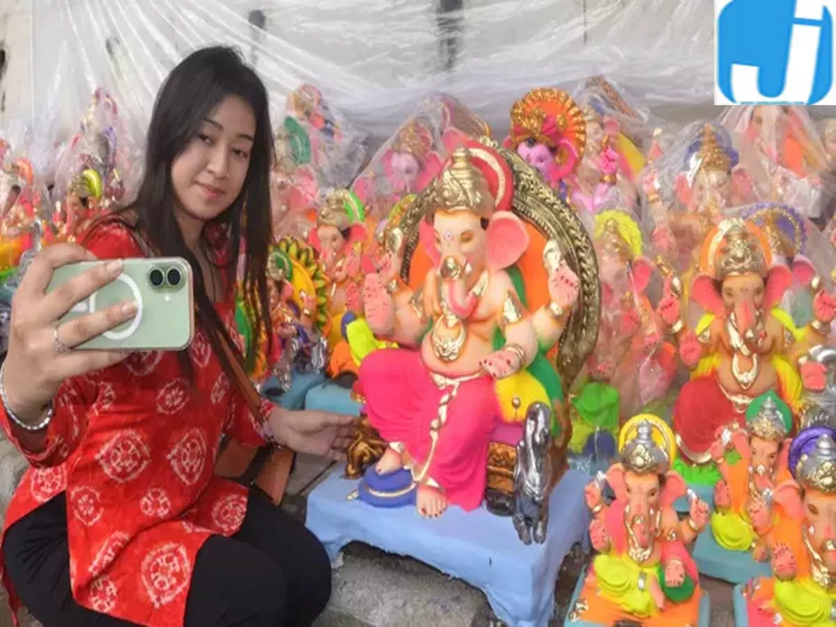बप्पा के स्वागत पर महंगाई की मार उत्तराखंड में बढ़े गणेश प्रतिमा के दाम बप्पा के स्वागत पर महंगाई की मार उत्तराखंड में बढ़े गणेश प्रतिमा के दाम