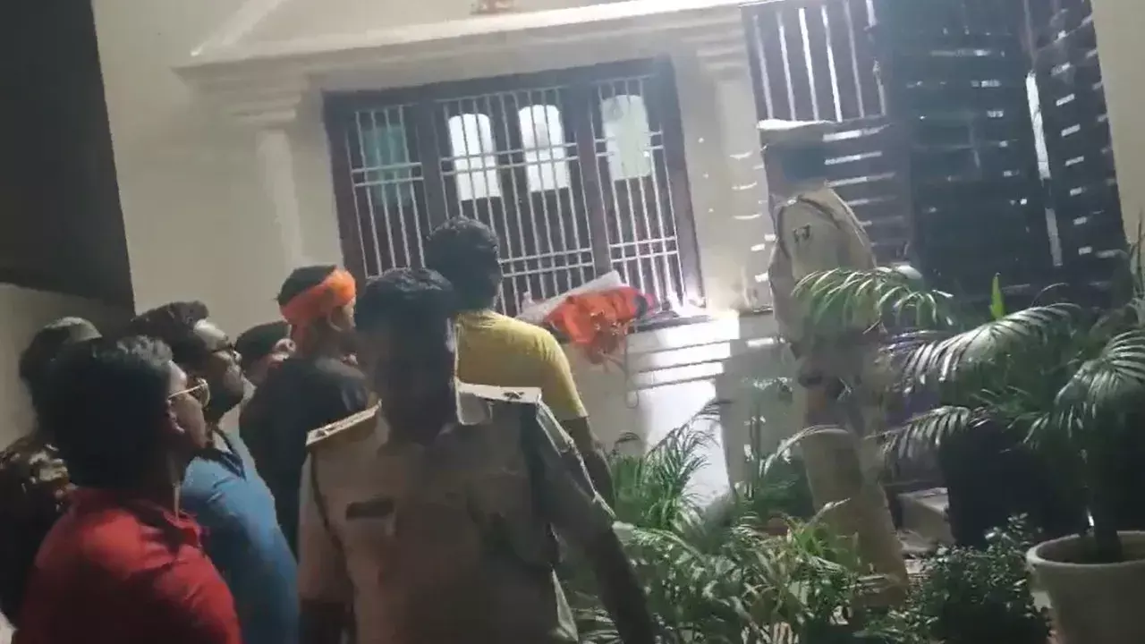 वैशाली में हिंदू संगठन के प्रमुख के घर पर फायरिंग; जांच जारी वैशाली में हिंदू संगठन के प्रमुख के घर पर फायरिंग; जांच जारी