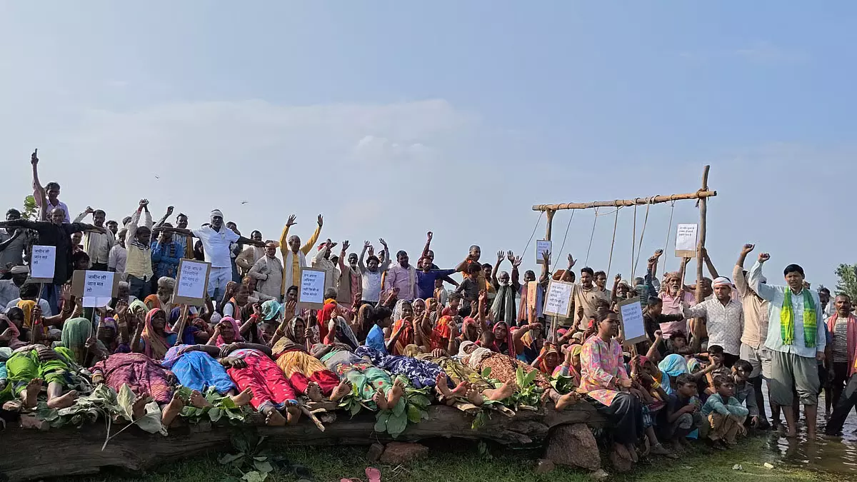 बांध प्रभावितों ने शुरू किया चिता विरोध प्रदर्शन बांध प्रभावितों ने शुरू किया चिता विरोध प्रदर्शन