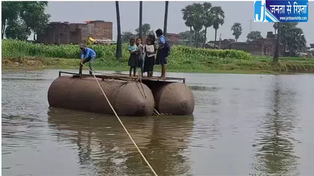 पढ़ने के लिए जुगाड़ नाव से नदी पार कर रहे बच्चे पढ़ने के लिए जुगाड़ नाव से नदी पार कर रहे बच्चे