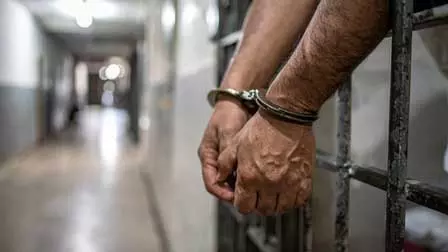 सागर में जहरीली शराब कांड का इनामी आरोपी मुठभेड़ में गिरफ्तार, पैर में लगी गोली सागर में जहरीली शराब कांड का इनामी आरोपी मुठभेड़ में गिरफ्तार, पैर में लगी गोली