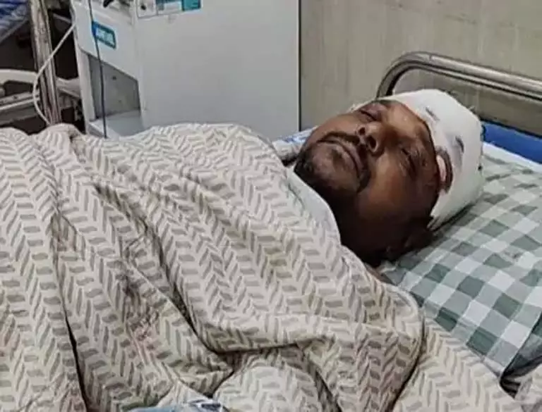 पार्षद पर जानलेवा हमला, झगड़ा छुड़ाने पहुंचे थे आरोपी ने सिर पर किया वार पार्षद पर जानलेवा हमला, झगड़ा छुड़ाने पहुंचे थे आरोपी ने सिर पर किया वार