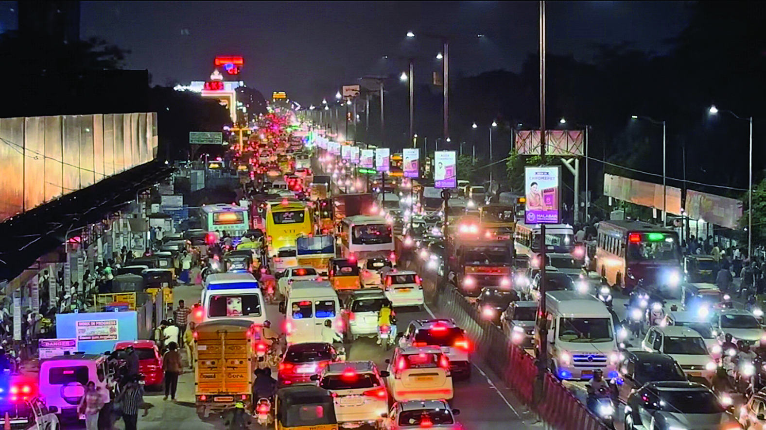 Tamil Nadu: लंबे वीकेंड की भीड़ से GST रोड और तांबरम रेलवे स्टेशन पर जाम लग गया Tamil Nadu: लंबे वीकेंड की भीड़ से GST रोड और तांबरम रेलवे स्टेशन पर जाम लग गया
