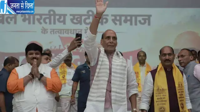 विशेष विमान से आगरा पहुंचे रक्षा मंत्री राजनाथ सिंह विशेष विमान से आगरा पहुंचे रक्षा मंत्री राजनाथ सिंह