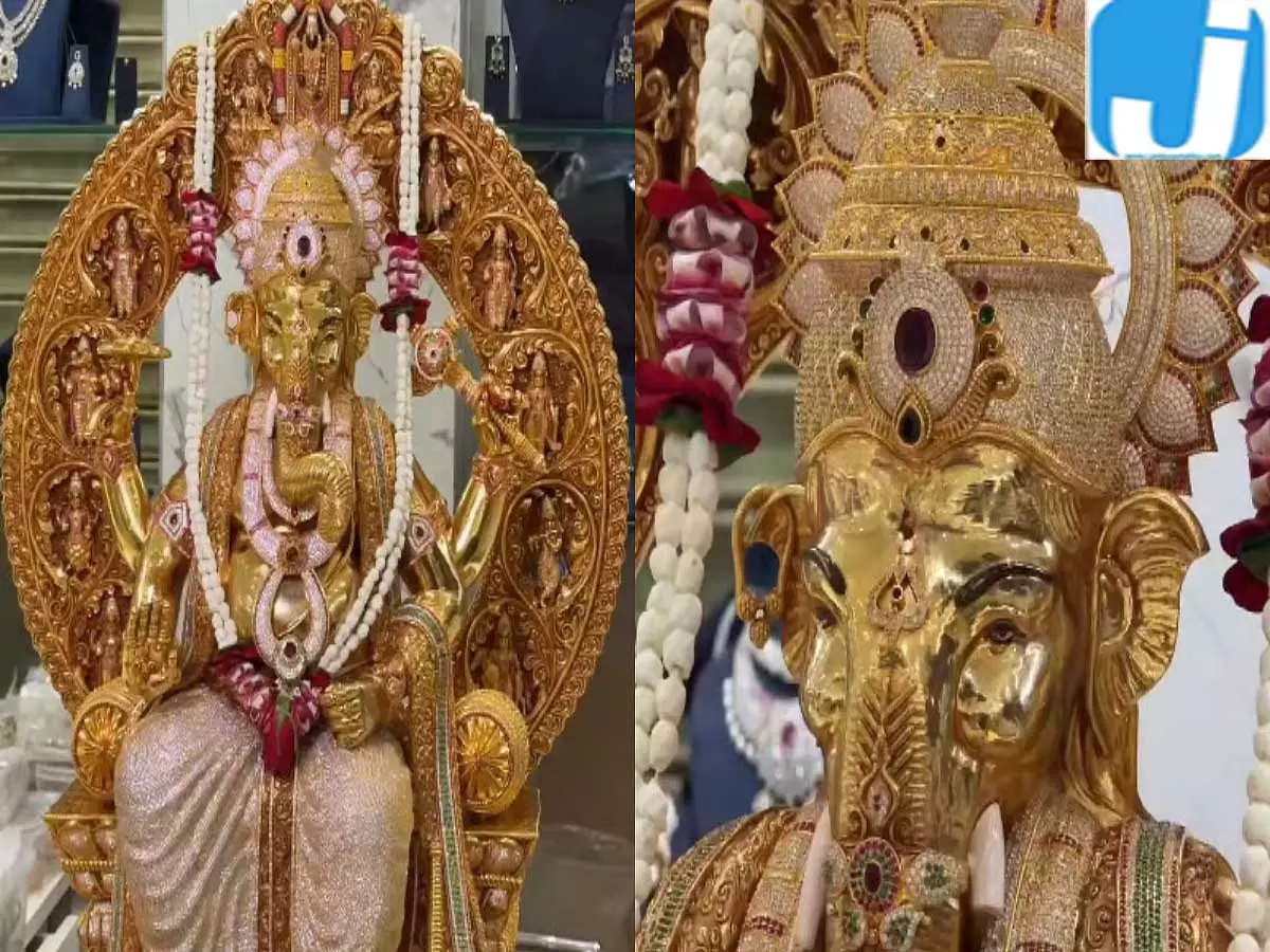गणेश उत्सव में अनोखी भव्यता, गोल्ड और डायमंड से सजे बप्पा के दर्शन को उमड़े लोग गणेश उत्सव में अनोखी भव्यता, गोल्ड और डायमंड से सजे बप्पा के दर्शन को उमड़े लोग