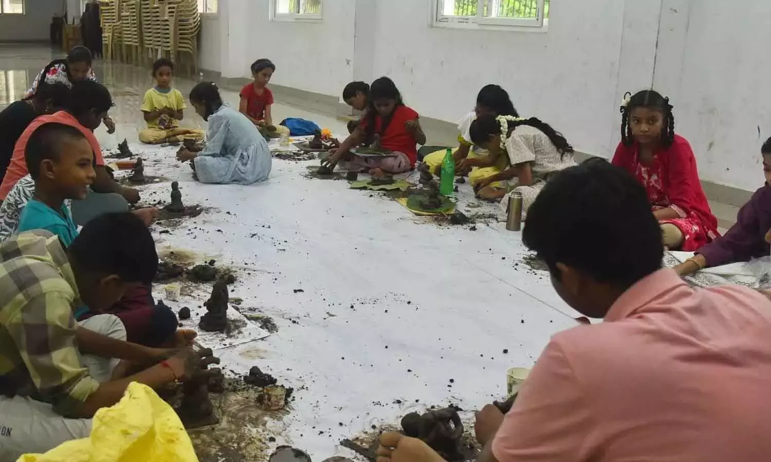 Andhra: मिट्टी की गणेश प्रतिमा बनाने की प्रतियोगिता आयोजित की गई Andhra: मिट्टी की गणेश प्रतिमा बनाने की प्रतियोगिता आयोजित की गई