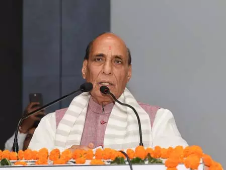 याद रखिए टूटने से बिखरेंगे, जुड़ने से निखरेंगे: रक्षा मंत्री राजनाथ सिंह याद रखिए टूटने से बिखरेंगे, जुड़ने से निखरेंगे: रक्षा मंत्री राजनाथ सिंह